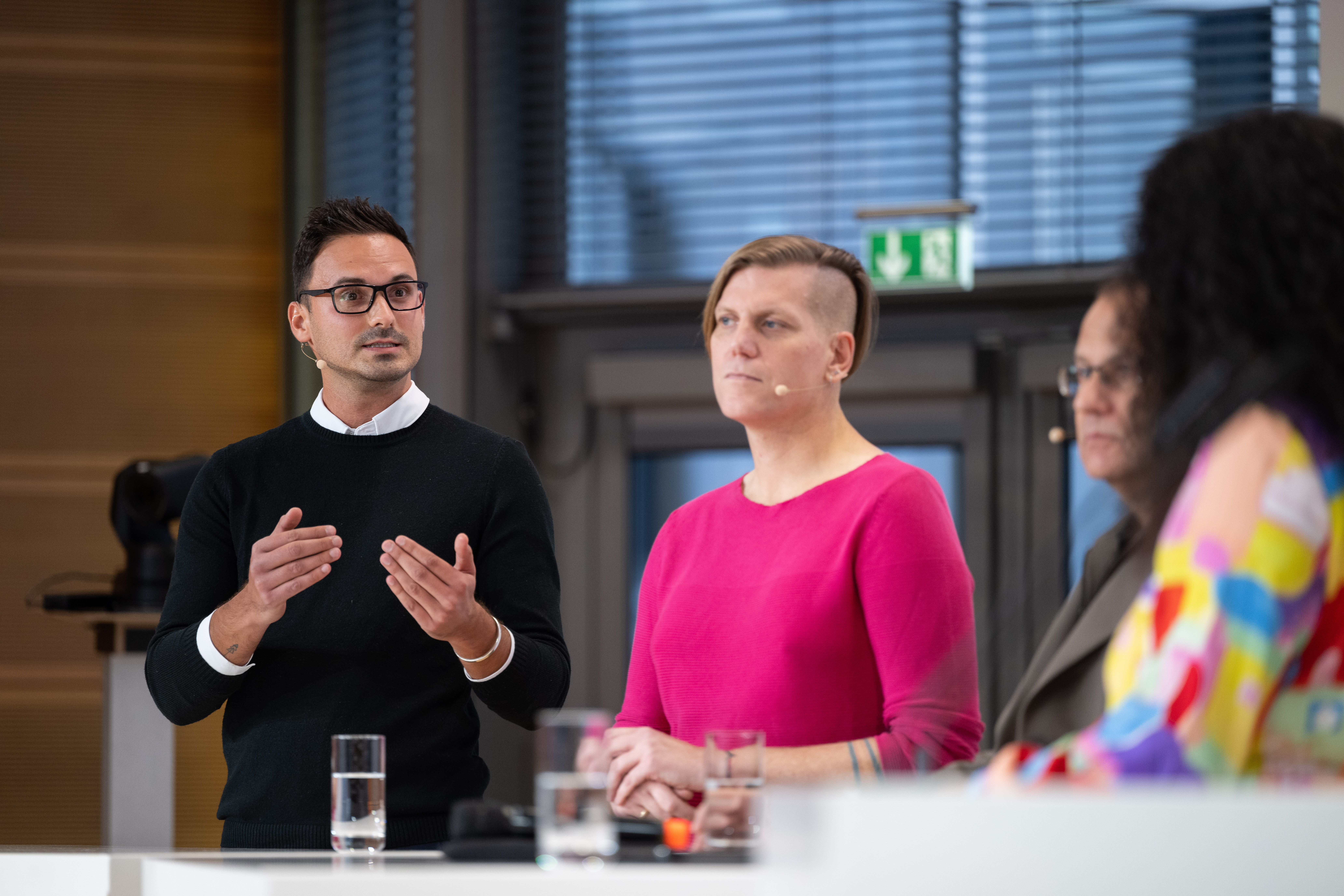 Das Bild zeigt Kushtrim Muriqi (Gilead) im Gespräch mit Anastasia Biefang (Bundeswehr) und Jürgen Lenders (Deutscher Bundestag)